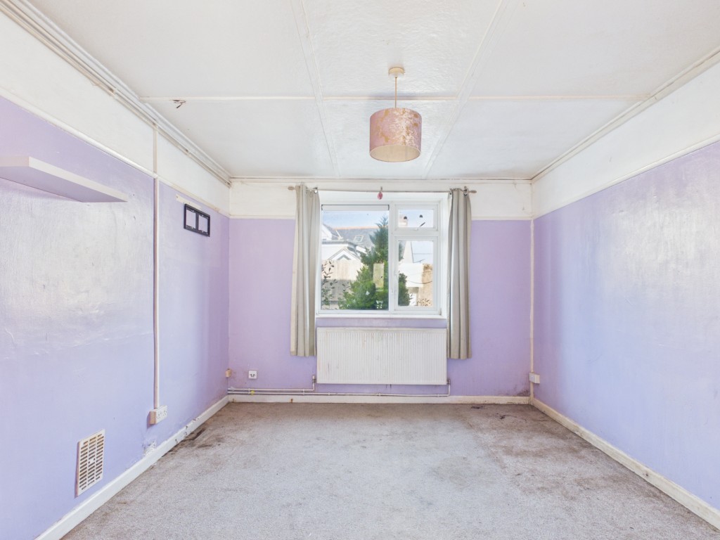Lot: 144 - LEASEHOLD TWO-BEDROOM GROUND FLOOR FLAT FOR UPDATING IN POPULAR LOCATION - Living room